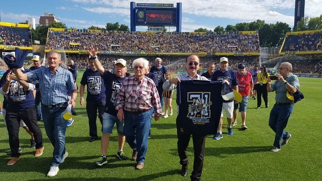 Los campeones del 71 fueron homenajeados en la previa del partido.