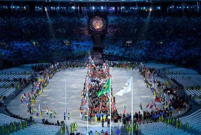 Paula Pareto portó la bandera argentina en la ceremonia de cierre de los Juegos Olímpicos