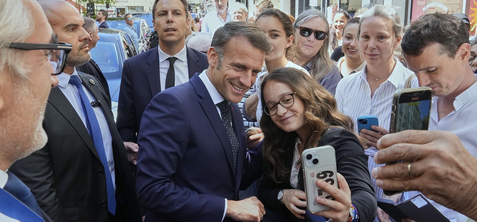 El presidente de Francia, Emmanuel Macron, posa para una selfie a su llegada a la renovada Casa de Claude Debussy, donde nació el famoso músico en 1862, en Saint-Germain-en-Laye, al oeste de París, el viernes 4 de julio de 2025. (Foto AP/Michel Euler, Pool) El presidente de Francia, Emmanuel Macron, posa para una selfie a su llegada a la renovada Casa de Claude Debussy, donde nació el famoso músico en 1862, en Saint-Germain-en-Laye, al oeste de París, el viernes 4 de julio de 2025. (Foto AP/Michel Euler, Pool)