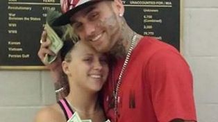 Una pareja fue detenida por robar un banco tras subir una foto en Facebook mostrando el dinero