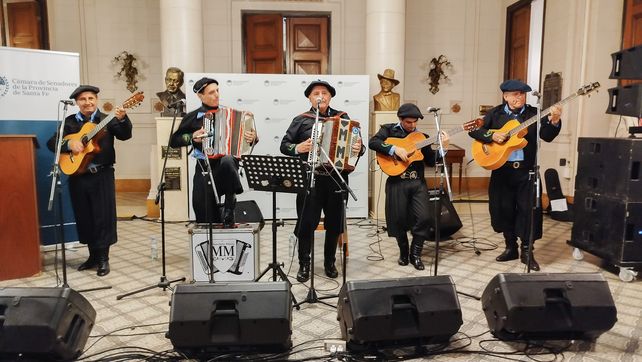 Monchito Merlo fue distinguido en el Senado por su extensa trayectoria artística y musical