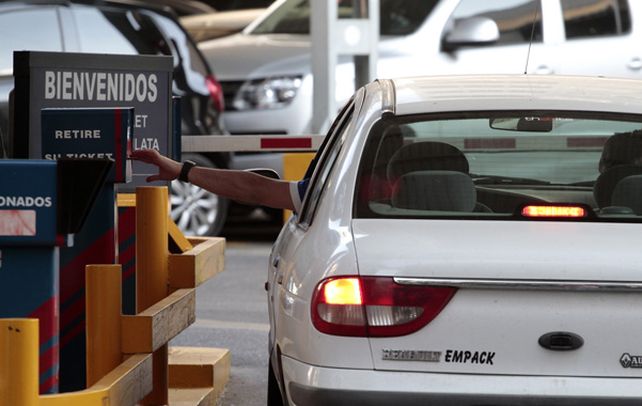 Playas de estacionamiento en el área central. El municipio busca reconvertirlas.&nbsp;