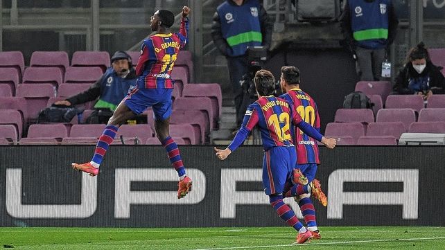 Barcelona batió a Valladolid y quedó a tiro de la cima