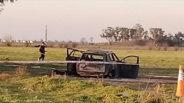 Hallan dos cuerpos calcinados en un auto en Gálvez e investigan si fue un doble crimen
