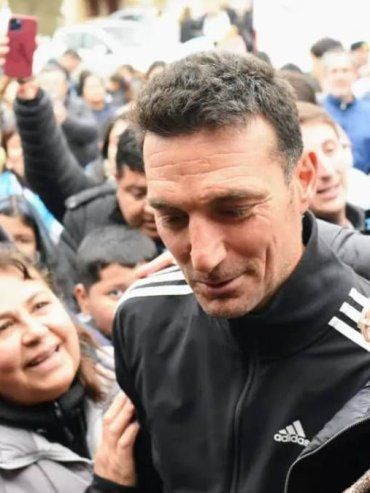 Autógrafos insólitos y recreo en bici: cómo son los días de Scaloni en Pujato
