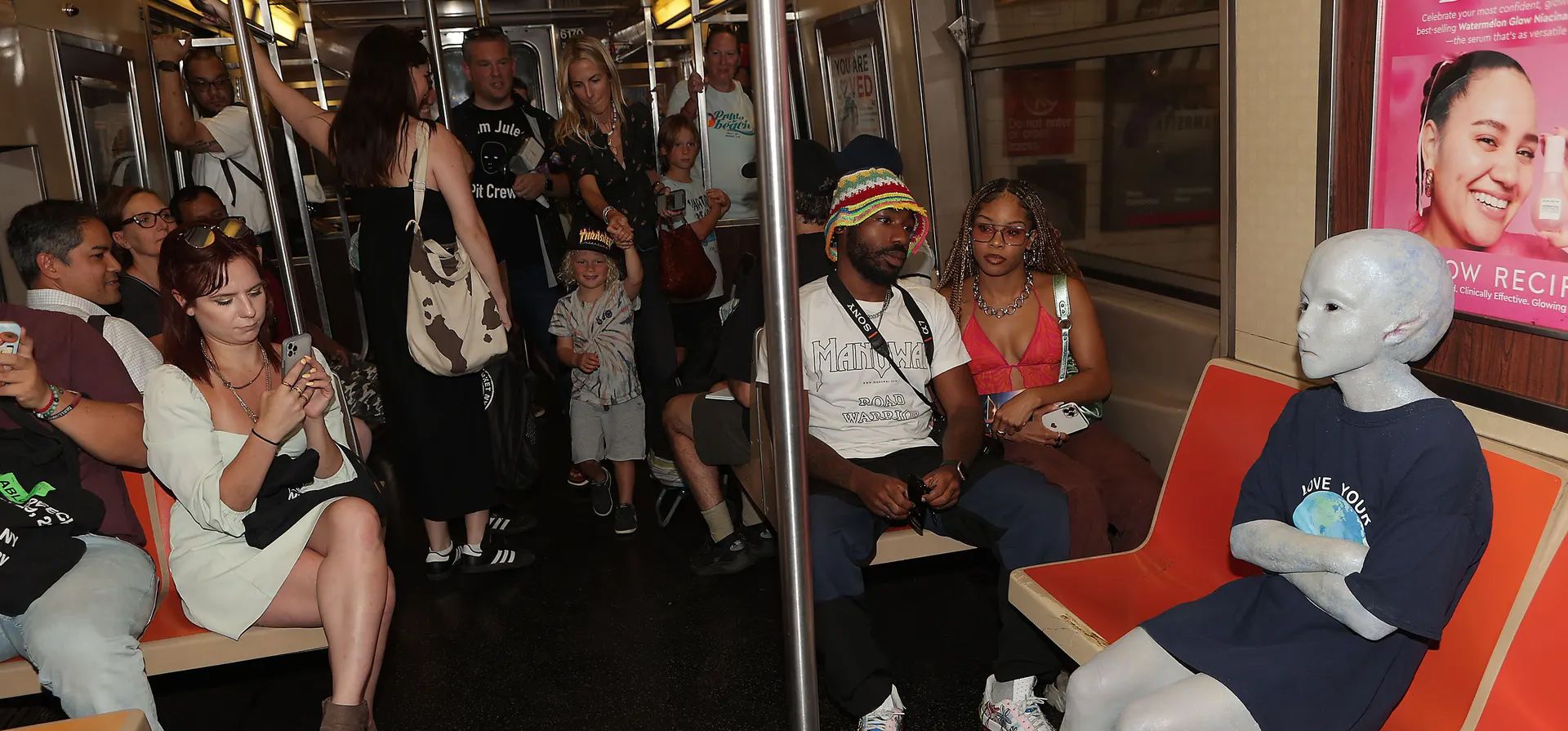 Ciudad de Nueva York, Estados Unidos. Jules el alienígena hace una aparición en el metro de Nueva York antes del lanzamiento de la película. Fotografía: Dave Allocca/StarPix/Shutterstock Ciudad de Nueva York, Estados Unidos. Jules el alienígena hace una aparición en el metro de Nueva York antes del lanzamiento de la película. Fotografía: Dave Allocca/StarPix/Shutterstock