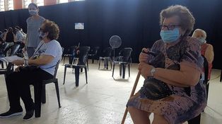Con algunas demoras comenzó la vacunación a mayores de 90 años