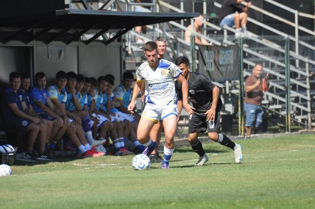 Lorenzo Moscoloni protege el balón frente al asedio rival. Central se trajo tres puntos clave de cancha de Riestra.