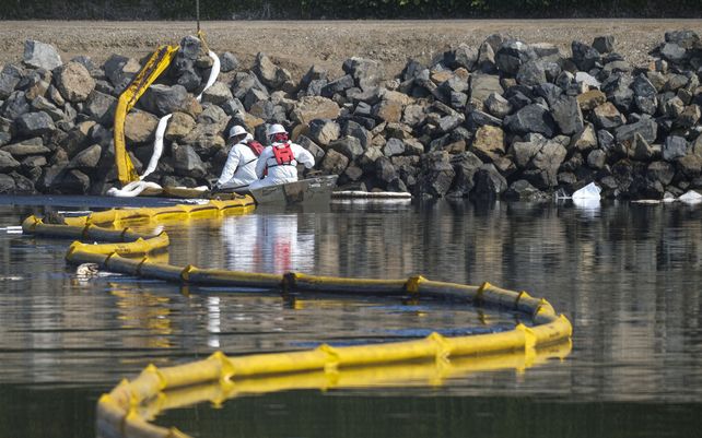 Cuadrillas despliegan skimmers y barreras flotantes para tratar de detener una mayor incursión en los humedales Talbert Marsh en Huntington Beach, California.