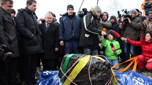 Extraen un enorme fragmento del meteoro que sacudió a Rusia al caer