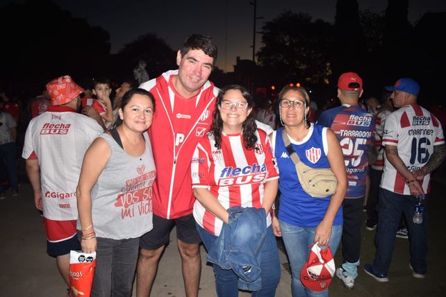 Unión, entre la fiesta y la ilusión: todo el color de los hinchas en un día muy especial