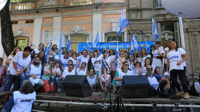 Partió desde Paraná, la columna de docentes del NEA en el marco de la Marcha Federal Educativa