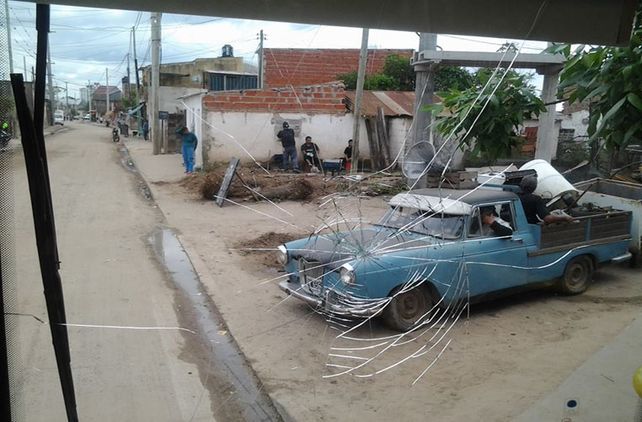 Un colectivo recibió un impacto de bala en Alto Verde