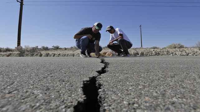 Partida. Ron Mikulaco y su sobrino examinan el quiebre de la ruta 178.