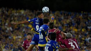 Central. Alejo Veliz salta más alto que todos en el debut copero ante Independiente del Valle. Ahora Central vuelve al Gigante con la meta de ganar y encaminar la clasificación.