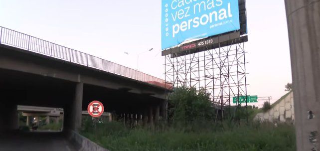 Instalaba un cartel en la zona norte y cayó desde más de diez metros