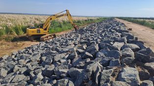 Está próxima a concluir la obra de defensa hídrica que protege a la localidad de la laguna, una intervención que reemplaza a la defensa precaria de piedras.