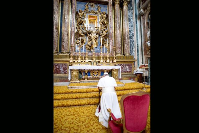 El primer día de Francisco como Pontífice: austeridad, bromas y rezo
