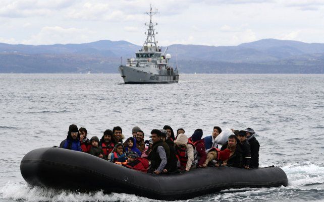 Foto de archivo, 28 de febrero de 2020, refugiados y migrantes llegan en un bote acompañado por embarcaciones de Frontex al pueblo de Skala Sikaminias, en la isla griega de Lesbos, después de cruzar el mar Egeo desde Turquía. 