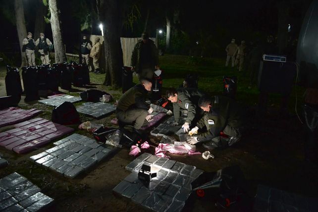 Efectivos de Prefectura Nacional analizan la droga incautada en la embarcación Quo Vadis.