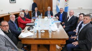 Una de las reuniones entre los funcionarios provinciales y los gremios del sector estatal.