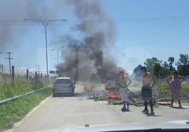 Siguen los cortes y piquetes de los vecinos en los accesos a Santa Fe por falta de luz