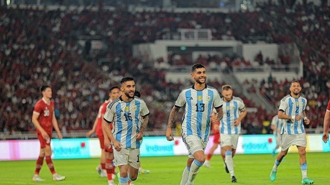 La Selección Argentina venció a Indonesia por 2-0 con goles de Leandro Paredes y Cristian Romero.