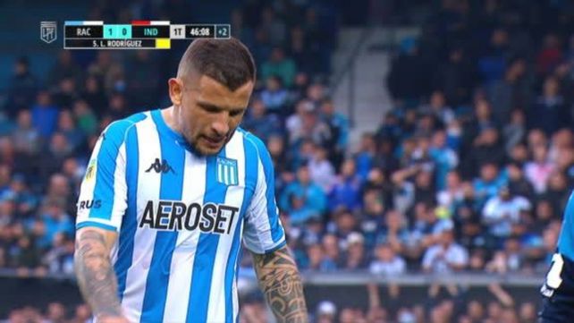 El gesto de dolor de Vecchio al retirarse de la cancha al final del primer tiempo desgarrado.