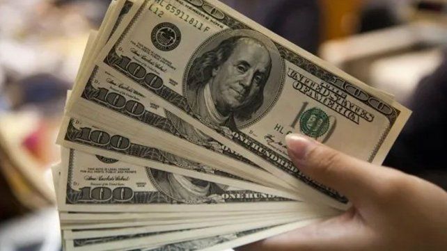 El dólar blue subió cuatro pesos este miércoles y cotiza $385 en Santa Fe