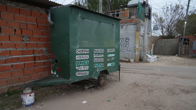 El carrito de comidas que fue baleado anoche en Lavalle al 4300. Uno de los proyectiles impactó a un adolescente de 14 años