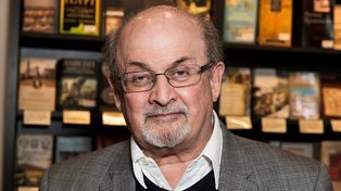 Salman Rushdie continúa hospitalizado tras ser apuñalado