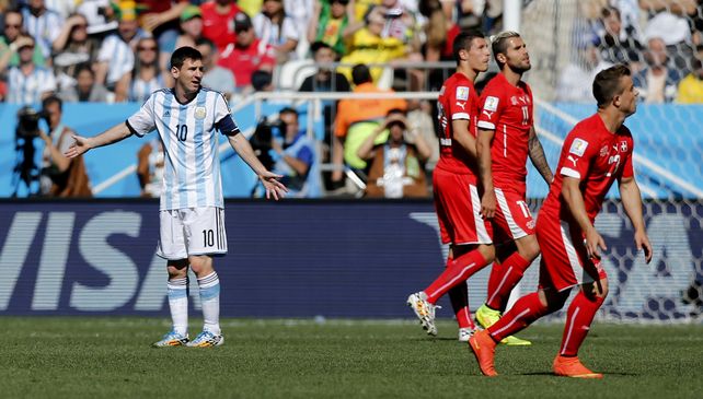 Sufriendo, a pura garra y corazón, Argentina venció a Suiza y está en cuartos