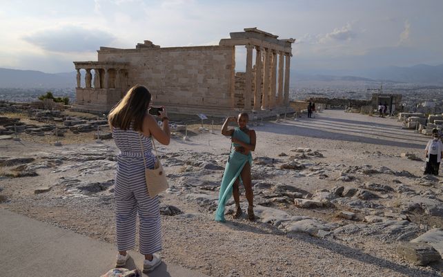 Una turista toma fotos en el templo del Partenón durante una gira de prensa para los corresponsales extranjeros organizada por el Ministerio de Cultura Griego en la colina de la Acrópolis en Atenas.&nbsp;