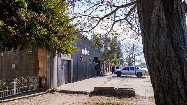 Los policías heridos y la otra víctima estaban afuera del local.