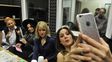 Soy tu fan. Valeria saca una selfie en el estudio de Del Siglo, mientras posan Virginia, Lissa y Lowrdez.