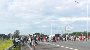 Pescadores liberan el tránsito cada media hora en el puente Victoria-Rosario