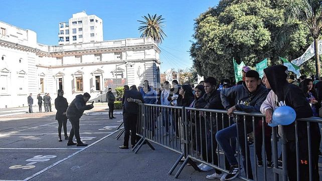 Militantes y sindicatos en apoyo del gobernador en la Legislatura.