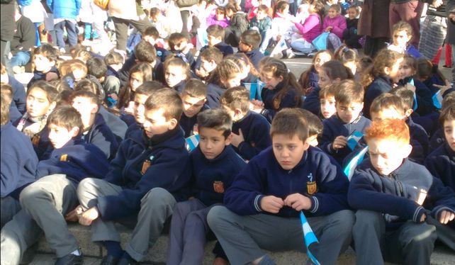 Las fotos de los chicos que juraron lealtad a la Bandera y la aparición de Manuel Belgrano