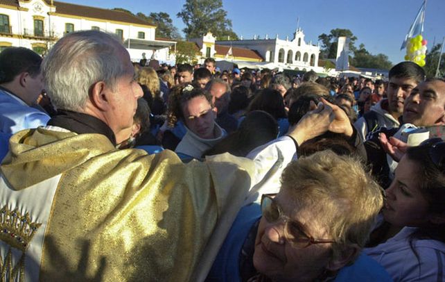 Cercanía. Monseñor Poli ofrece la Eucaristía a fieles que siguieron la celebración en la plaza frente al templo mariano.