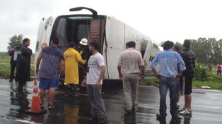 Un muerto y diez heridos al volcar en la autopista un micro que venía a Rosario