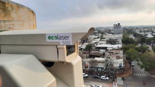 Rafaela les declaró la guerra a las aves y blindó el centro con una cúpula de hierro láser