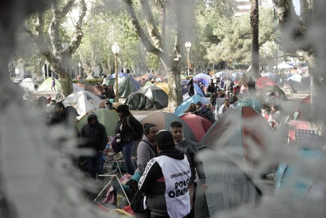 Realizan un acampe en plaza San Martín para pedir trabajo y ayuda alimentaria