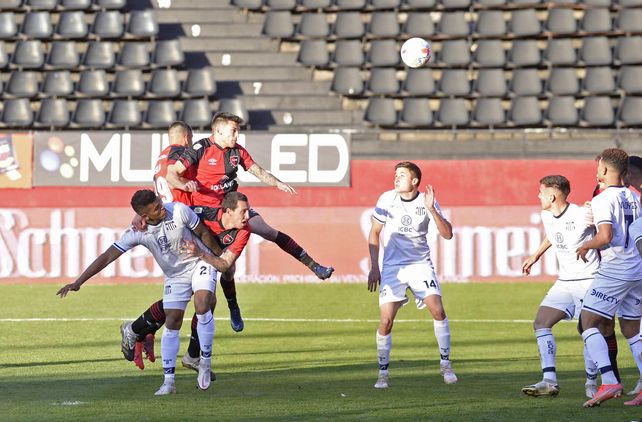 Remontada leprosa. Juan Garro anota uno de los goles leprosos ante Talleres en la primera fecha de la Liga Profesional 2021
