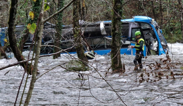 Dos muertos y tres desaparecidos al caer un colectivo a un río en España