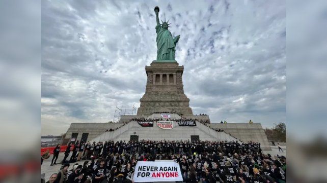 Activistas judíos tomaron la Estatua de la Libertad para pedir el cese del fuego en Gaza