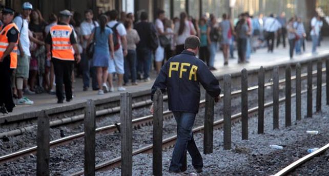 Ocho personas cayeron de un tren en movimiento en Palermo
