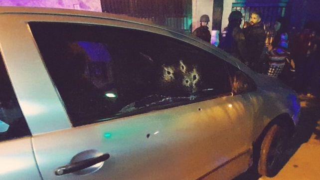 El auto en el que estaban las víctimas. El homicidio sucedió este lunes a la noche en De la Salle al 5800
