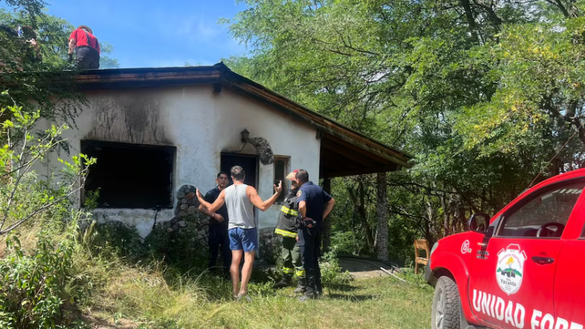La casa quedó completamente destruida por el incendio.