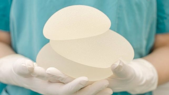 atención. La práctica de implantarse prótesis mamarias con fines estéticos puede traer graves consecuencias.
