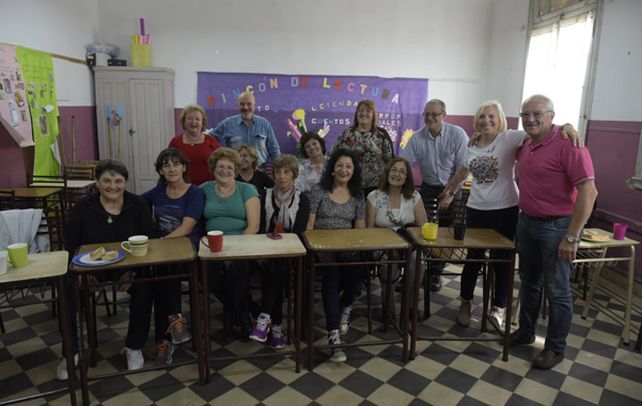 ”Chichita” (parada a la derecha) volvió a juntarse con sus alumnos en el aula donde daban clases. Recuerdos y un cariño que no se olvida más.